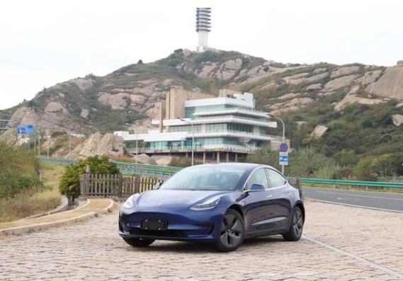 员工为首批车主 国产特斯拉MODEL 3今日交付