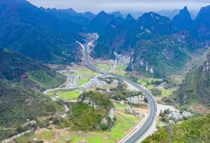 广西乐百高速1月8日将建成通车 穿梭于山水画廊里