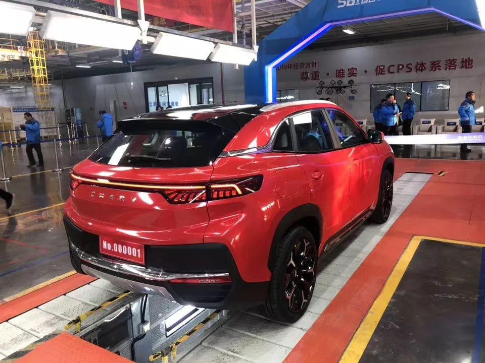 奇瑞新车标像盾牌形状，远看还以为是保时捷