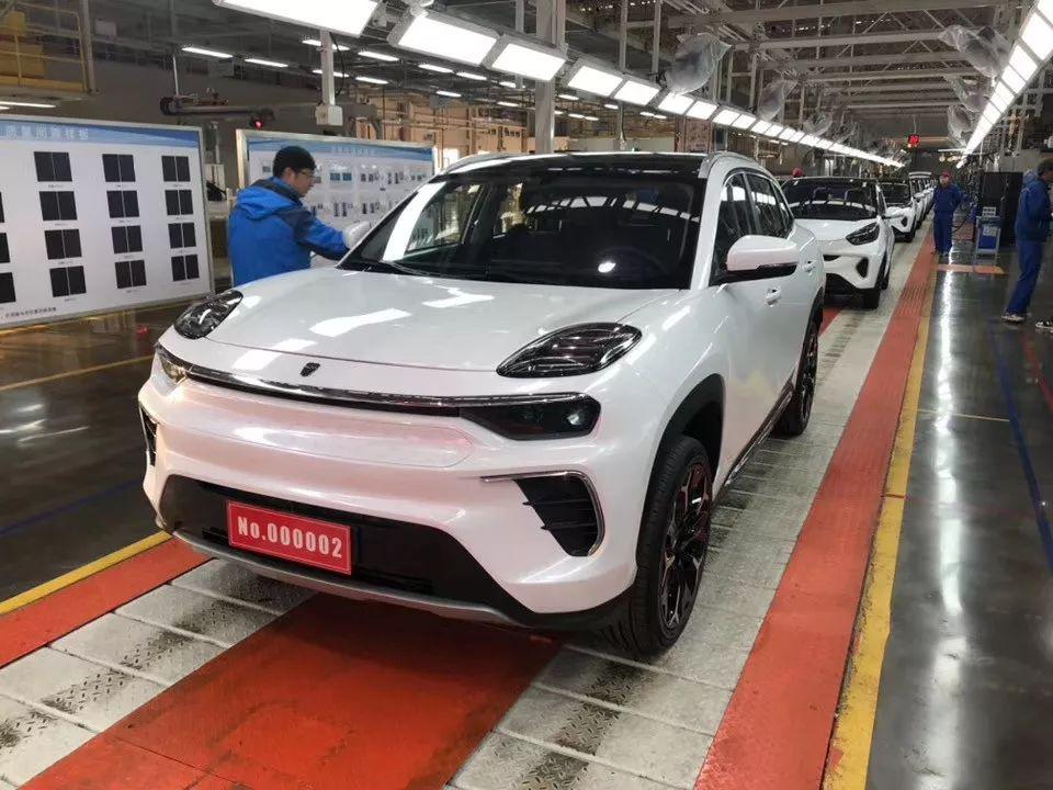 奇瑞新车标像盾牌形状，远看还以为是保时捷