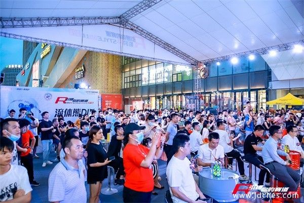 10万元级国民轻跑智能家轿  影豹R-STYLE赛道版 南宁上市