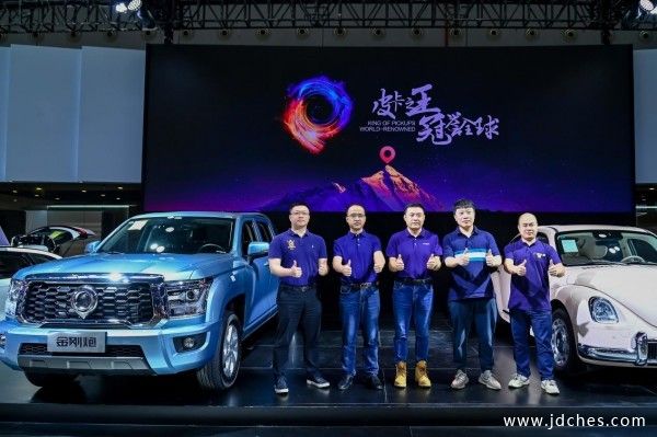 2022款黑弹24.88万元上市 越野炮拖挂版、金刚炮平底货箱版亮相南宁车展